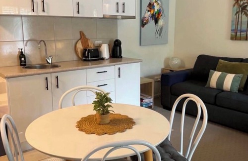 Port Douglas Apartment | Apart King & Double Sofa Bed Kitchenette Heated Pool WIFI Big TV Walk to Beach