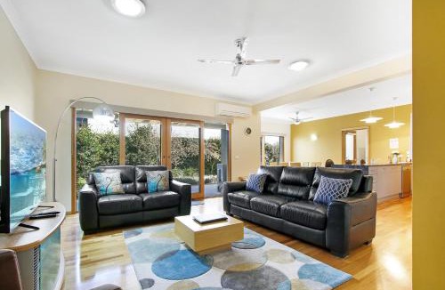 Lakes Entrance House | Apartments on Church 7 - Family Lakeside Escape