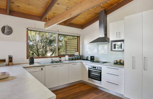 Apollo Bay House | Apollo Bay People N Paws - Free WIFI, Netflix, Pets Welcome