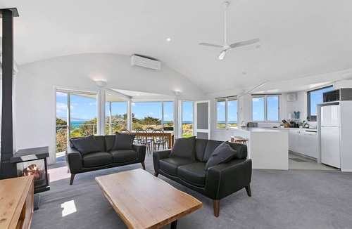 Marengo House | APOLLO BAY SHOREHOUSE - Ocean Views - 50m from Beach