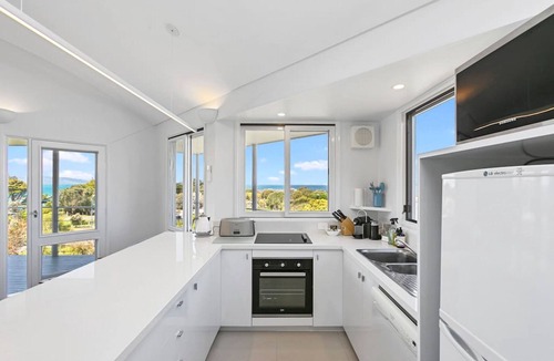 Marengo House | APOLLO BAY SHOREHOUSE - Ocean Views - 50m from Beach