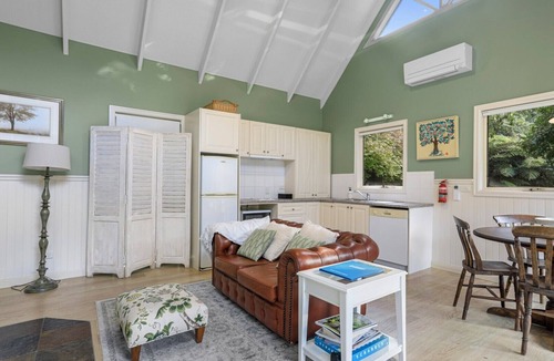 Apollo Bay Cottage | Apple Tree Cottage | Charming Coastal Getaway