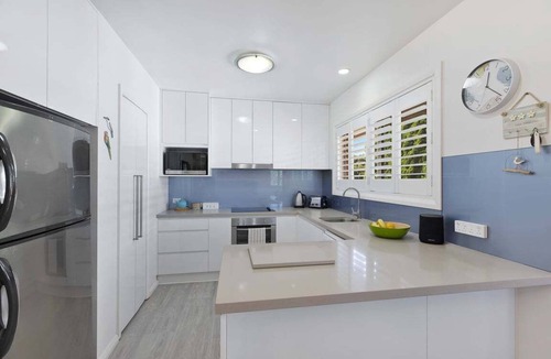 North Avoca House | Applecross Townhouse – 300m Level Walk to the Beach