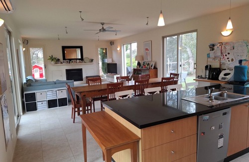 Newham House | Applegarth - Hanging Rock Views, Near Wineries, Rural 3BR Stay!