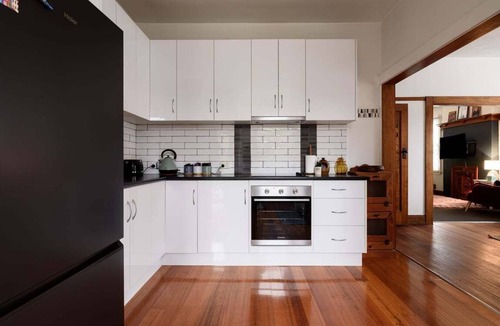Invermay House | Art Deco Home - Walk to Manubread and Star Cinema