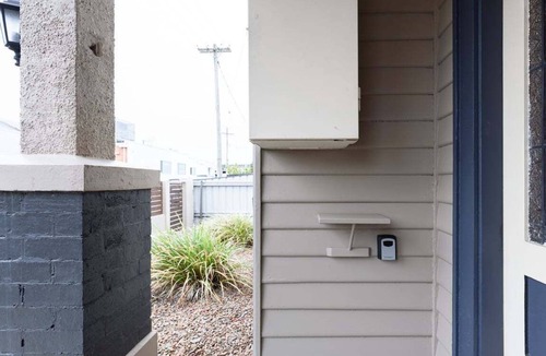 Invermay House | Art Deco Home - Walk to Manubread and Star Cinema
