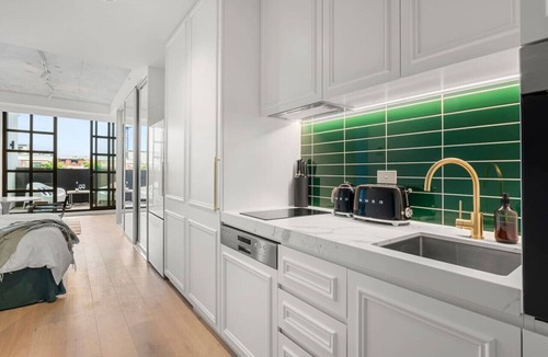 Collingwood North Apartment | Art Deco Retreat - Hot Tub|Parking