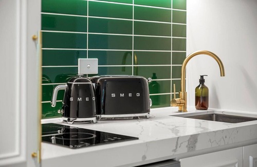 Collingwood North Apartment | Art Deco Retreat - Hot Tub|Parking