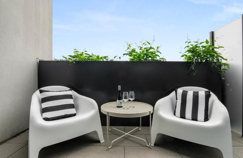 Collingwood North Apartment | Art Deco Retreat - Hot Tub|Parking