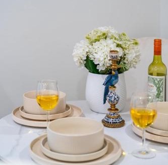 Box Hill Apartment | Art filled 2b2b Apt Family Friendly Free Parking