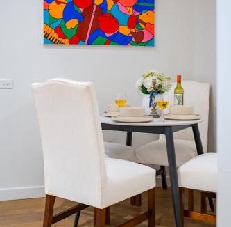 Box Hill Apartment | Art filled 2b2b Apt Family Friendly Free Parking