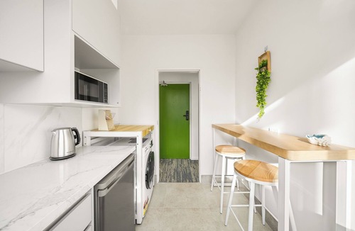 Saint Kilda South Apartment | Artful Central St Kilda 2BR Retreat with 2 King Beds, Walk Everywhere