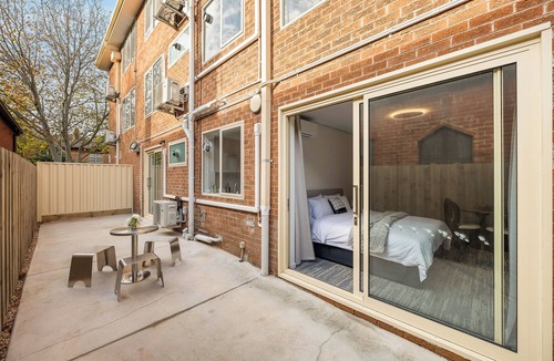Saint Kilda South Apartment | Artful Central St Kilda 2BR Retreat with 2 King Beds, Walk Everywhere