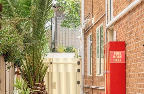 Saint Kilda South Apartment | Artful Central St Kilda 2BR Retreat with 2 King Beds, Walk Everywhere