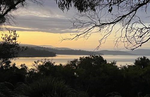 Murdunna House | Artist's Beach House - Waterfront