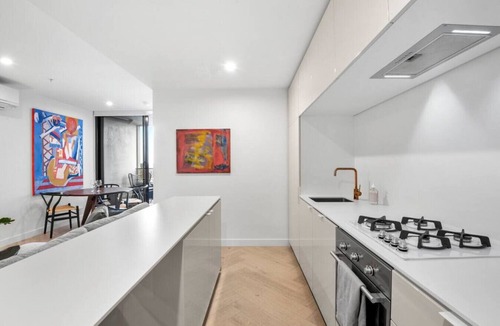 Collingwood North Apartment | Artistic Getaway by Artist Abodes