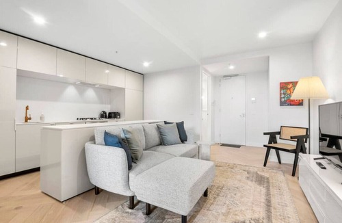 Collingwood North Apartment | Artistic Getaway by Artist Abodes