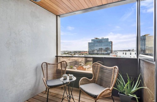 Collingwood North Apartment | Artistic Getaway by Artist Abodes