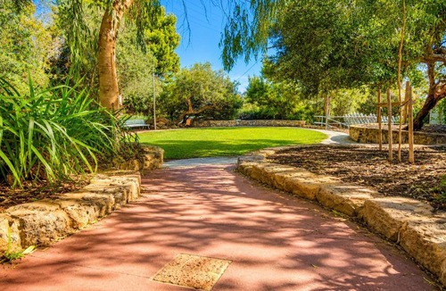 South Fremantle House | Artistic Parkside Retreat w Deck