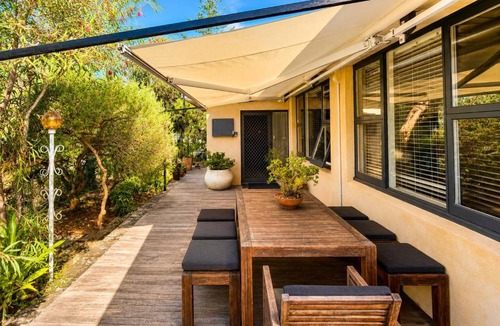 South Fremantle House | Artistic Parkside Retreat w Deck