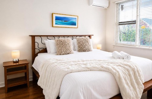 South Fremantle House | Artistic Parkside Retreat w Deck