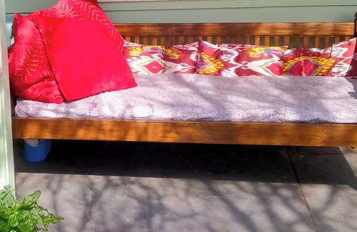 Orange East House | Arty colour-filled cottage in East Orange. Pet friendly!