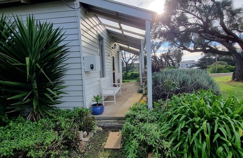 Rivoli Bay Cottage | Arvor Cottage Quaint cottage walking distance to the beach and cafes
