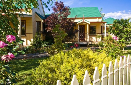 Bright Cottage | AUTUMN ABODE COTTAGES - TWO: Bright
