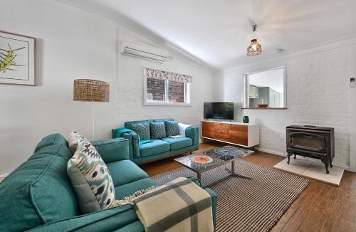 Orange House | Autumn Leaf Cottage - Close to CBD, Heritage Charm