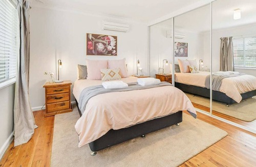 Orange East House | Autumn St - Trendy East Orange, Near CBD, Sleeps 6