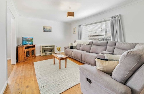 Orange East House | Autumn St - Trendy East Orange, Near CBD, Sleeps 6