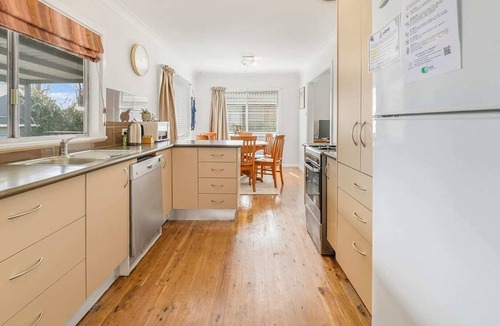 Orange East House | Autumn St - Trendy East Orange, Near CBD, Sleeps 6