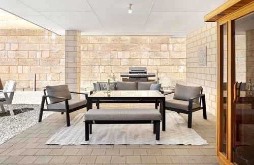 Wannanup House | Avalon Beach Escape| Coastal Retreat -5 minutes to beach, Spa, Sauna & Sleeps 11