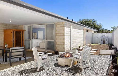 Wannanup House | Avalon Beach Escape| Coastal Retreat -5 minutes to beach, Spa, Sauna & Sleeps 11