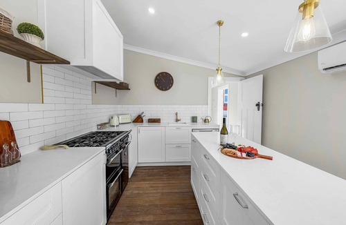 Cessnock Cottage | Aveline Cottage - Gorgeous period cottage on the hill