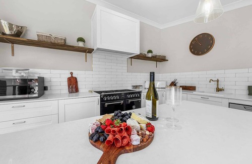 Cessnock Cottage | Aveline Cottage - Gorgeous period cottage on the hill