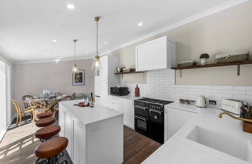 Cessnock Cottage | Aveline Cottage - Gorgeous period cottage on the hill