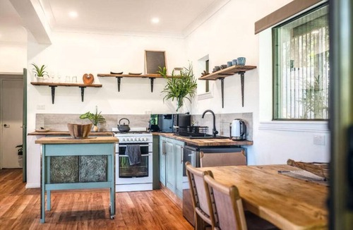 Gleniffer House | Ayatana -four bedroom house with pool, amazing views & pet friendly