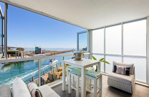 Safety Beach House | Azure Bliss - Majestic Apartment on the Water