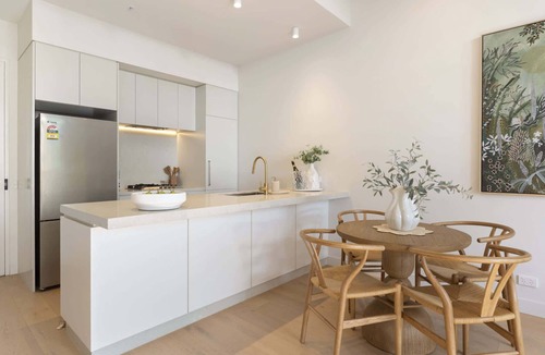 Frankston Apartment | Azure Horizon | Bay Views & Rooftop Spa