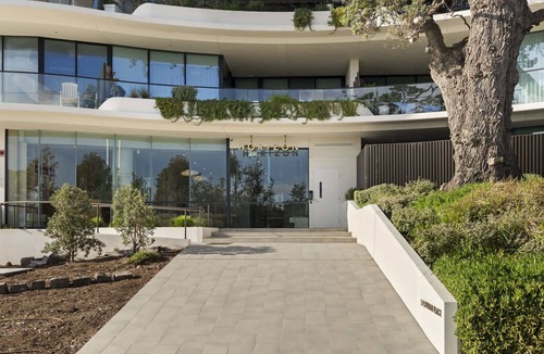 Frankston Apartment | Azure Horizon | Bay Views & Rooftop Spa