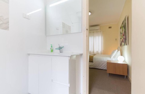 Crawley Apartment | B5 Crawley Apartment 1 BRM & Sleepout near UWA