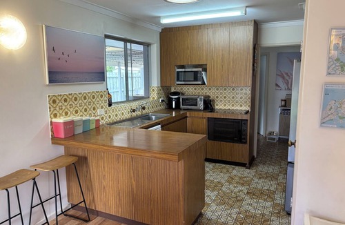 Falcon House | Back to the 70s Falcon Beach House. 100m to beach. Family friendly. Outdoor dogs