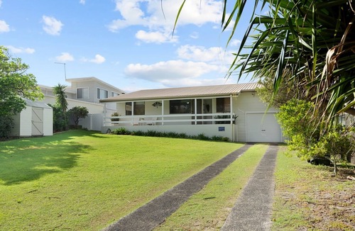 East Ballina House | Baileys Beach House with Ocean Glimpses