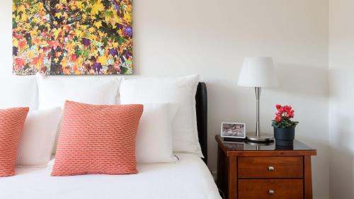Daylesford Apartment | Balconies Lakeview Apartment