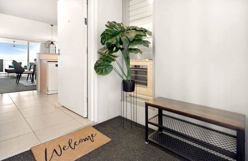 Spring Hill Apartment | Balcony Views, Parking, Gym, Walk to Brisbane CBD