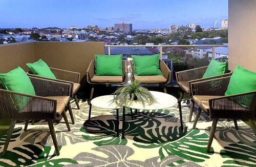 Spring Hill Apartment | Balcony Views, Parking, Gym, Walk to Brisbane CBD