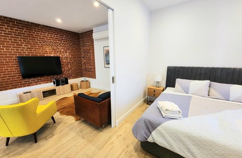 Semaphore Apartment | Bank Teller 1 Bedroom Apartment Close to Semaphore beach