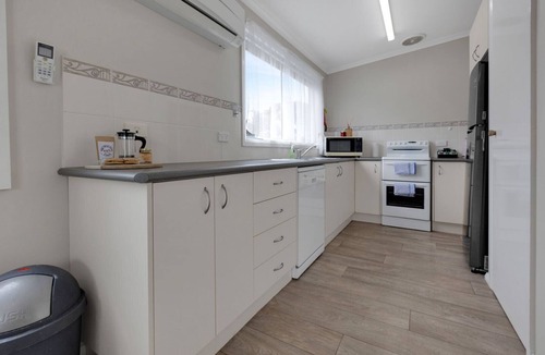 Lakes Entrance House | Banksia: A well-located holiday home, close to the water and beach access.
