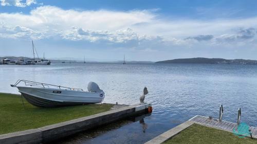 Marks Point House | Banyandah - Home on the Water